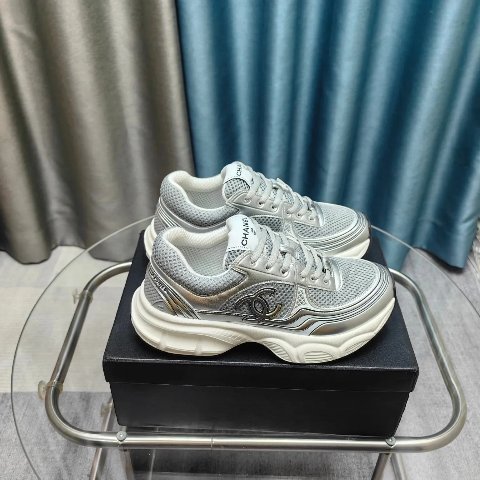 p680🐮🐮Chanel Chanel dad shoes, men and women couples - 2025 counter top casual sports shoes This classic design; the upper is electro-embroidered with a variety of techniques; the outsole is fashionable and sporty; it is unusual to incorporate a variety of color matching elements... The diversified mix and match is very beautiful and versatile, casual, fashionable, sports and outdoor can be taken into account... ꫛꫀꪝ Go➫ Material: ❶Upper is made of: Original imported first-layer silk cowhide + original waterproof cloth + original first-layer cowhide ❷Inner lining: original sheep lining + mesh ❸Outsole based on: original TPU combination outsole Special counter boutique packaging complete set for women 35–41